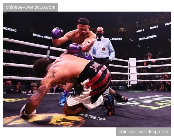 戴维斯TKO“坦克”克鲁兹,成功卫冕WBA轻量级头衔 戴维斯TKO“坦克”克鲁兹,成功卫冕WBA轻量级头衔