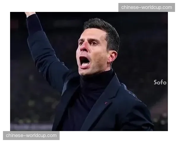 博洛尼亚主帅莫塔在发布会展示平板电脑，讲解利用数据分析对手定位球战术